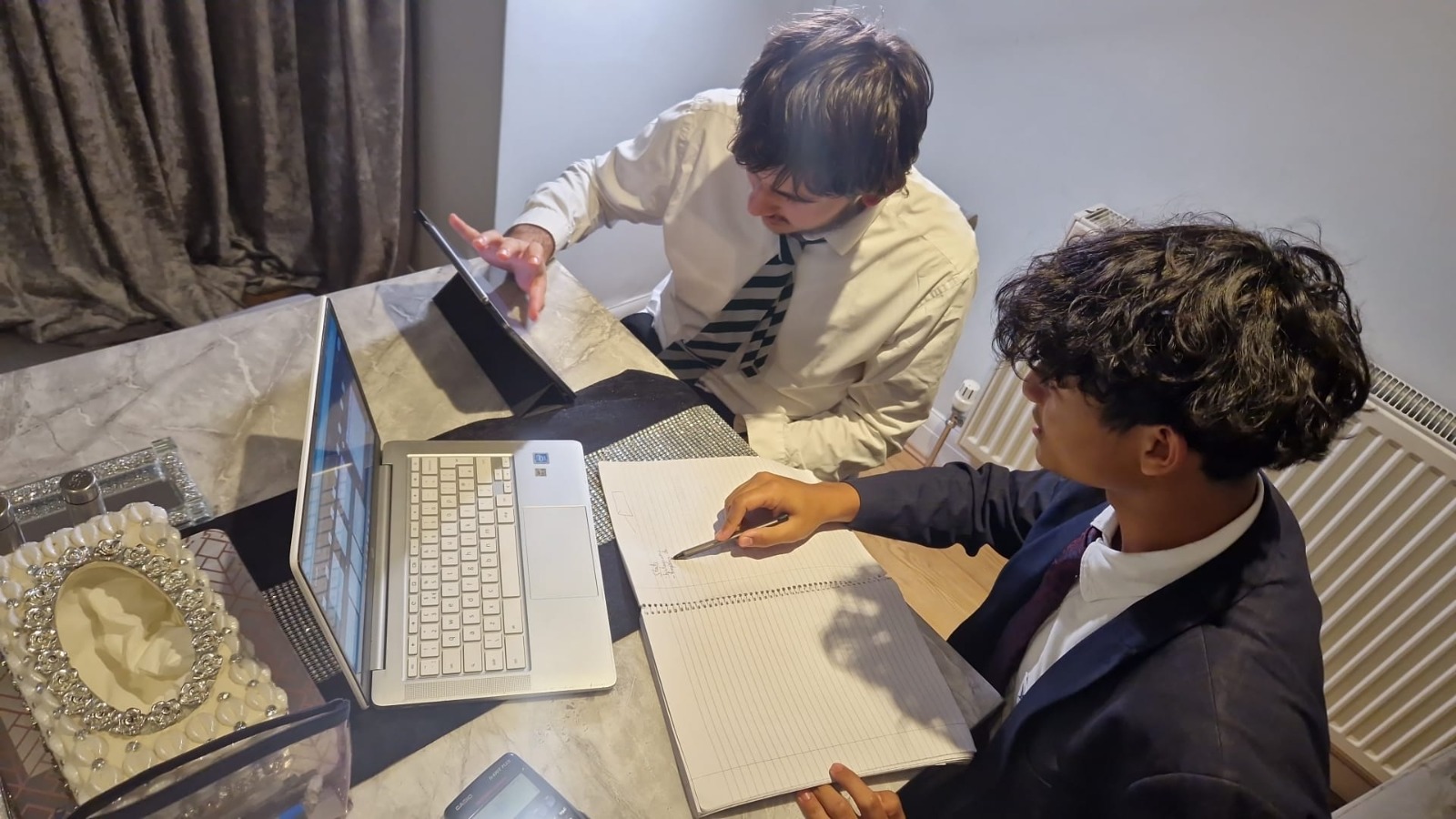 A 1-2-1 Tutors mentor working through a problem with a student