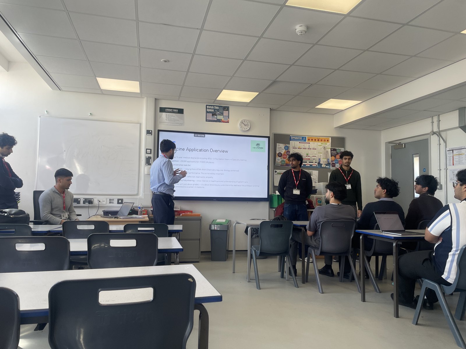 1-2-1 Tutors delivering a Medicine Application Overview session to students